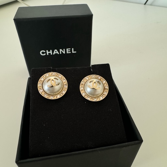 Chanel earrings $900 - Picture 6 of 8